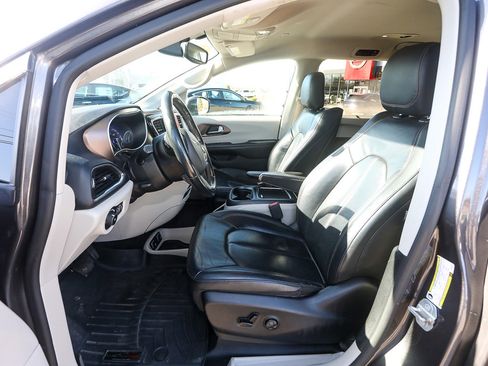 Used 2019 Chrysler Pacifica Touring-L Plus image 11