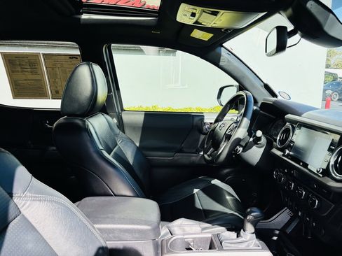 Used 2022 Toyota Tacoma TRD Sport image 19