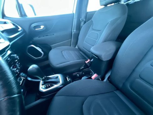 Used 2019 Jeep Renegade Latitude w/ Cold Weather Group image 21