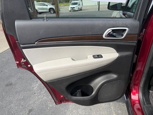 Used 2018 Jeep Grand Cherokee Limited image 16