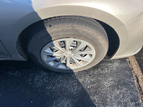 Used 2016 Toyota Camry LE image 2