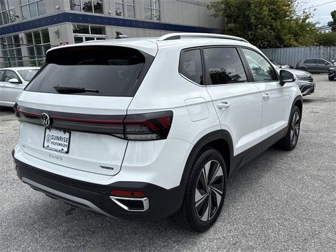 Used 2025 Volkswagen Taos SE image 6