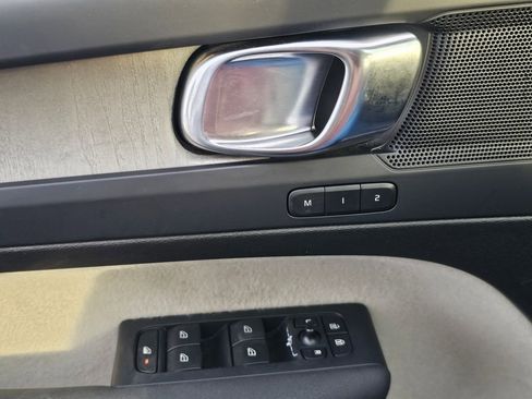 Used 2023 Volvo XC40 B5 Plus w/ Climate Package image 9