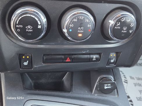 Used 2011 Dodge Challenger SE image 17