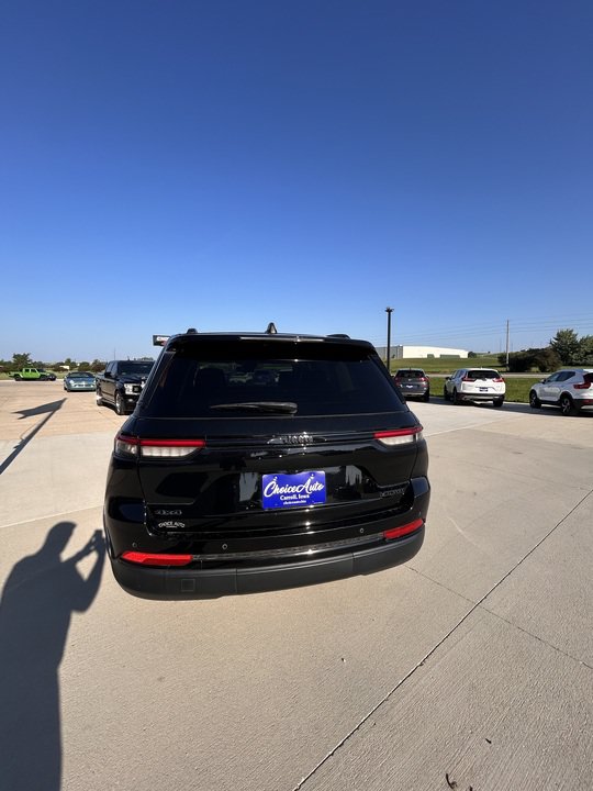 Used 2023 Jeep Grand Cherokee Limited w/ Black Appearance Package AWD/4WD image 4