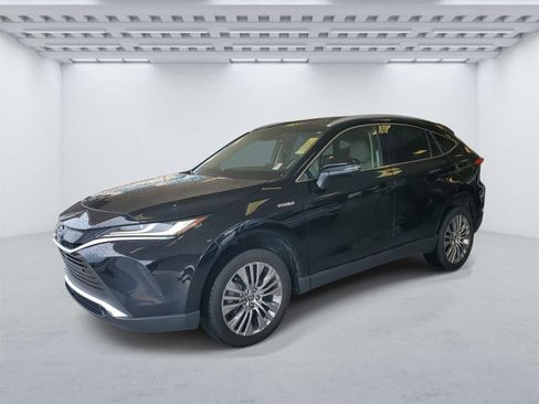 Used 2021 Toyota Venza XLE image 2