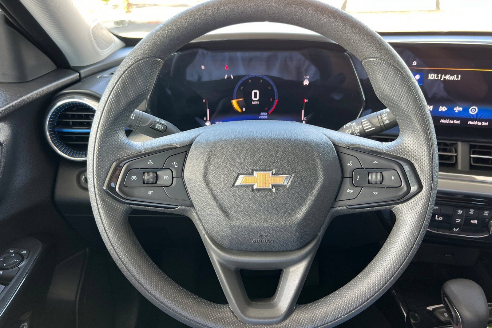 Used 2025 Chevrolet Trax LT FWD image 32
