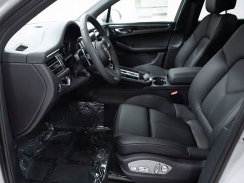 Certified 2025 Porsche Macan image 17