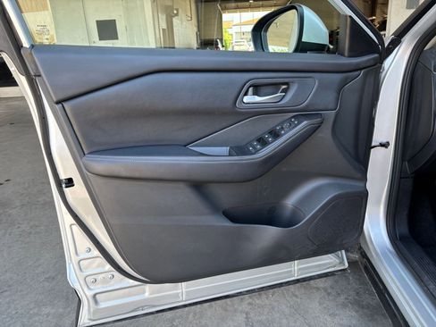 Used 2025 Nissan Rogue SV FWD image 18