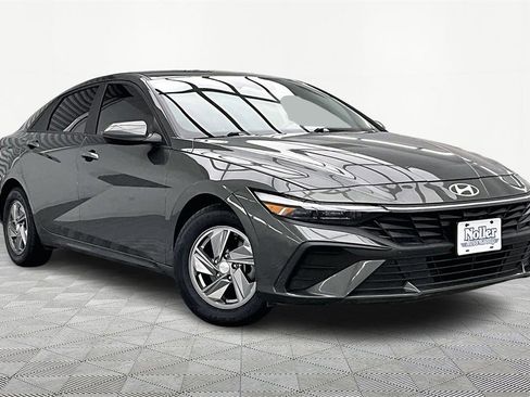 Used 2024 Hyundai Elantra SE image 12