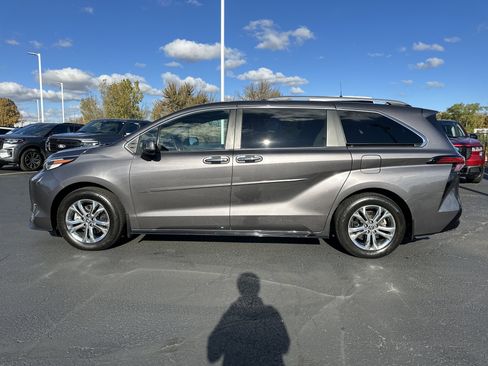 Used 2023 Toyota Sienna Platinum image 7