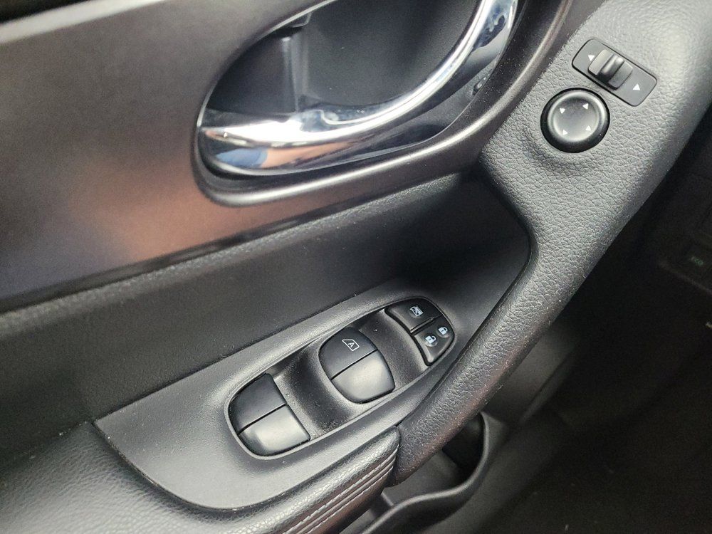 Used 2015 Nissan Rogue S AWD/4WD image 27