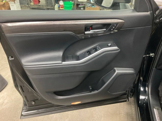 Used 2021 Toyota Highlander Limited AWD/4WD image 5