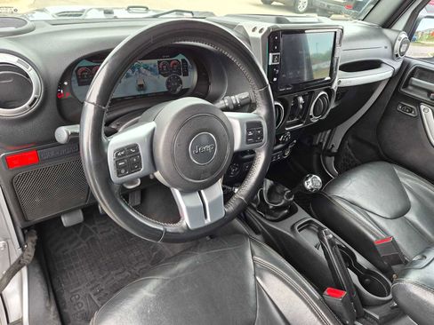 Used 2016 Jeep Wrangler Unlimited Rubicon AWD/4WD image 2