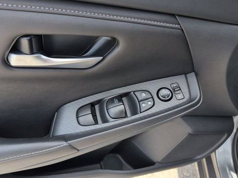Used 2025 Nissan Sentra SV FWD image 13