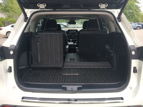 Used 2020 Toyota Highlander XLE AWD/4WD image 12