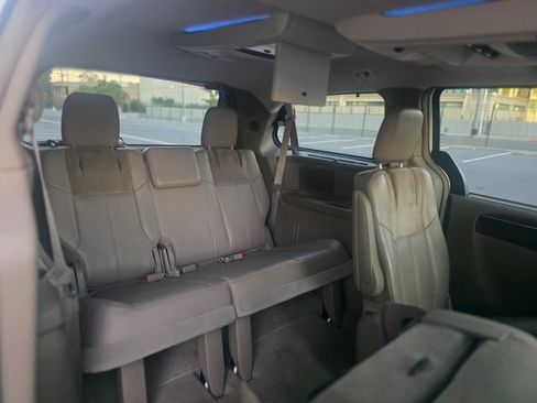 Used 2012 Chrysler Town & Country Limited w/ Luxury Group FWD image 28