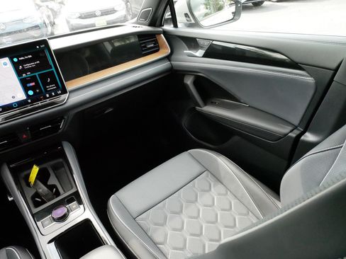 Certified 2025 Volkswagen Tiguan SEL R-Line AWD/4WD image 11