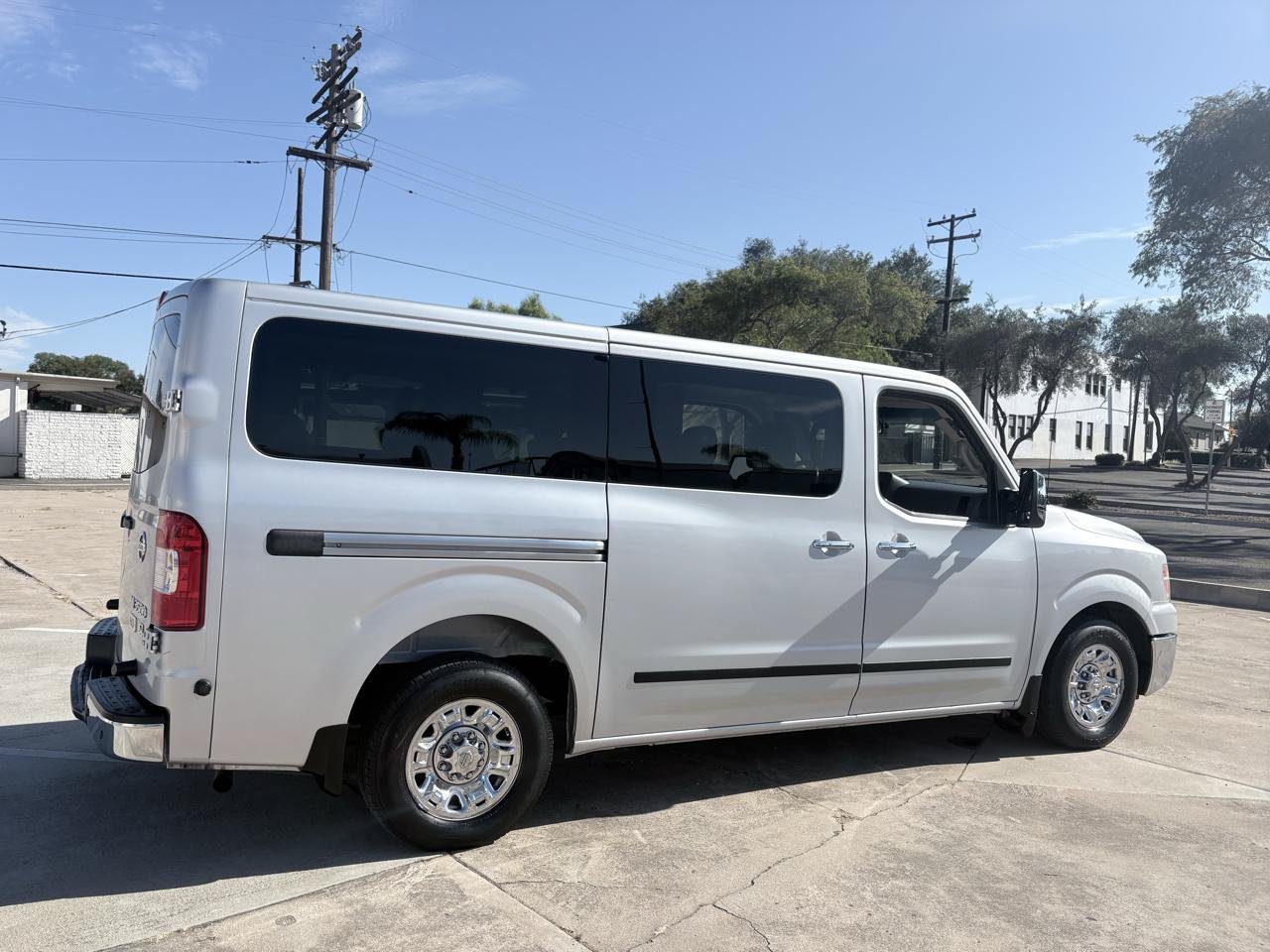 Used 2015 Nissan NV 3500 SL w/ Technology Package RWD image 15
