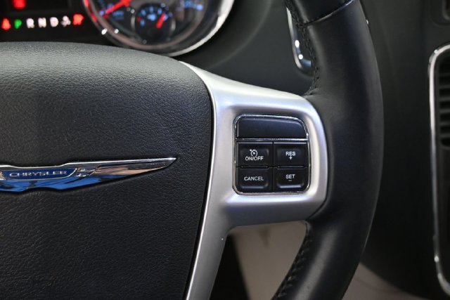 Used 2016 Chrysler Town & Country Touring w/ Driver Convenience Group FWD image 27