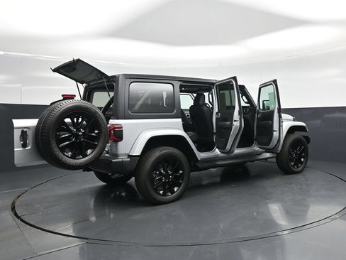 Used 2023 Jeep Wrangler Unlimited Sahara w/ Cold Weather Group AWD/4WD image 6