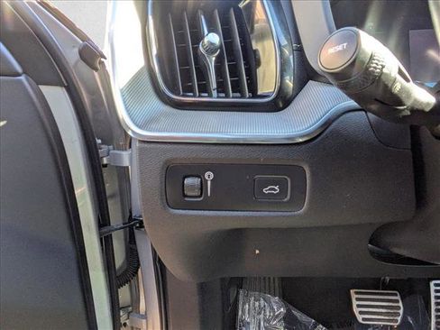 Used 2022 Volvo XC60 B5 R-Design w/ Advanced Package image 19