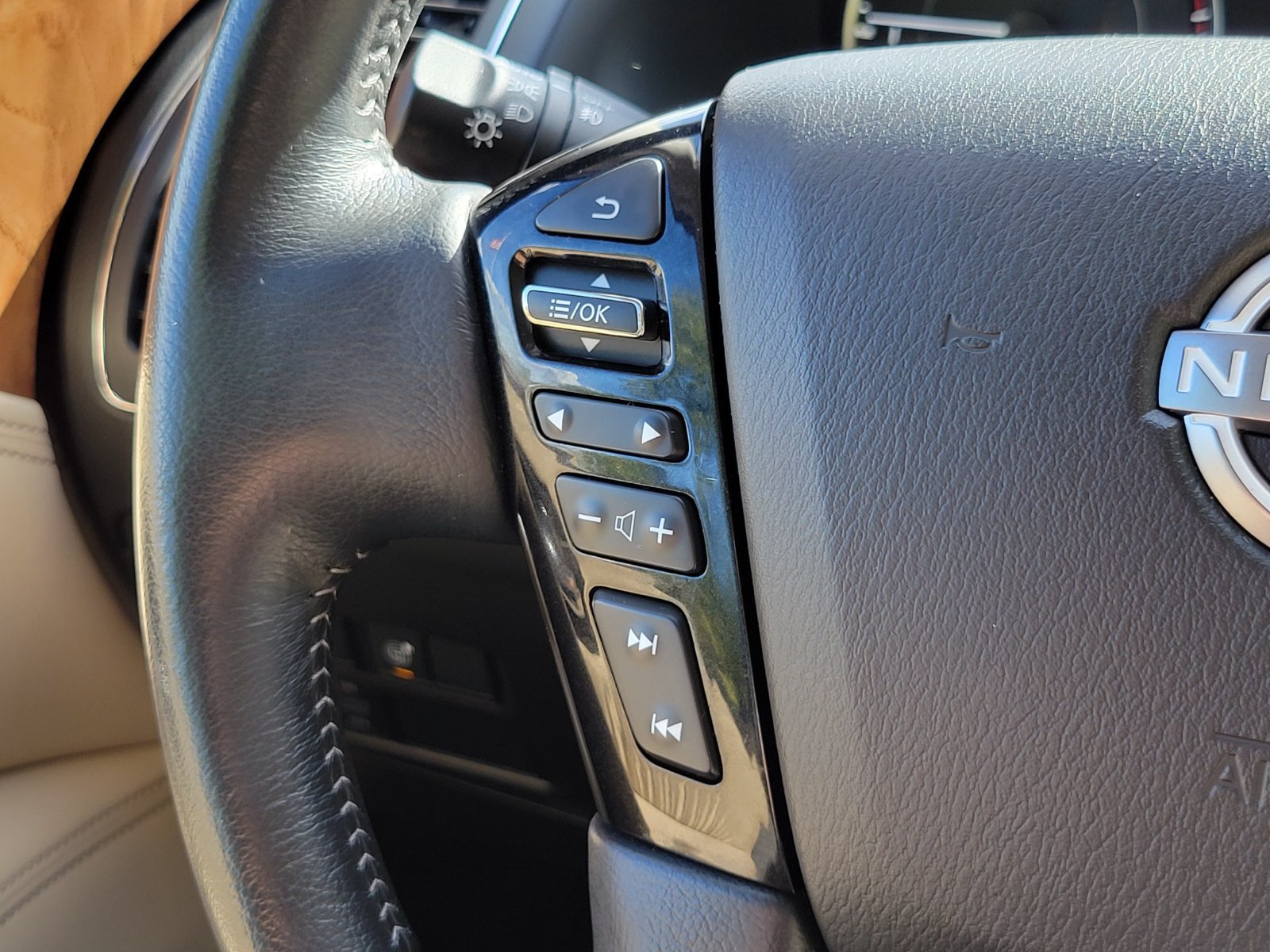 Used 2023 Nissan Armada SL w/ Captain's Chairs Package AWD/4WD image 17