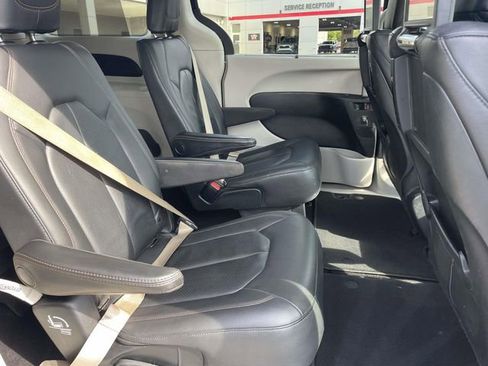 Used 2020 Chrysler Pacifica Touring-L Plus w/ Advanced Safetytec Group FWD image 16