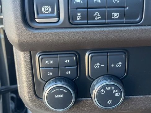 Used 2024 Chevrolet Suburban Z71 w/ Luxury Package image 14