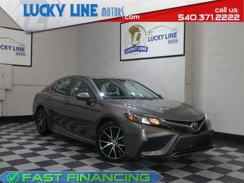 Used 2021 Toyota Camry SE FWD image 1
