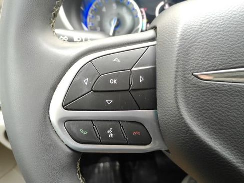 Used 2023 Chrysler Pacifica Touring-L FWD image 43