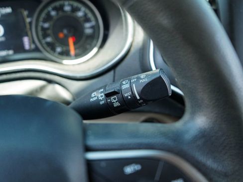 Used 2019 Jeep Cherokee Latitude w/ Popular Appearance Group FWD image 32