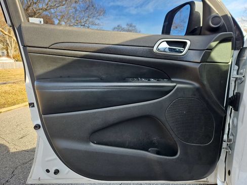 Used 2018 Jeep Grand Cherokee Altitude image 12