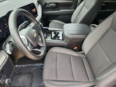 Used 2025 Chevrolet Suburban LS RWD image 4