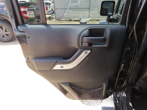 Used 2015 Jeep Wrangler Unlimited Sahara w/ Connectivity Group AWD/4WD image 19