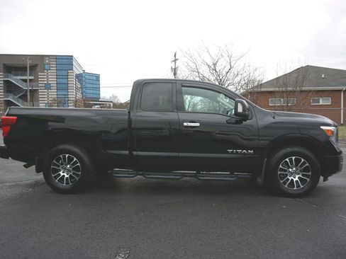 Used 2021 Nissan Titan SV w/ SV Convenience Package image 4