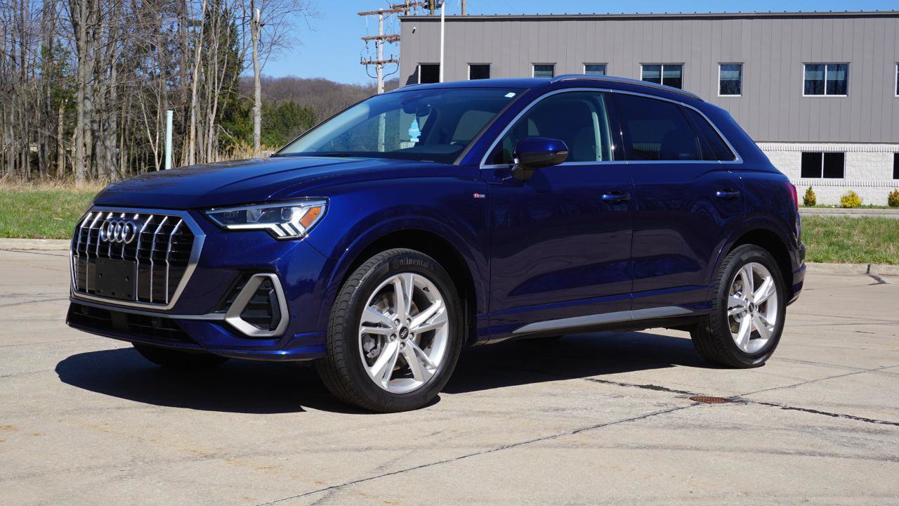 Used 2023 Audi Q3 2.0T Premium Plus w/ Premium Plus Package AWD/4WD image 2