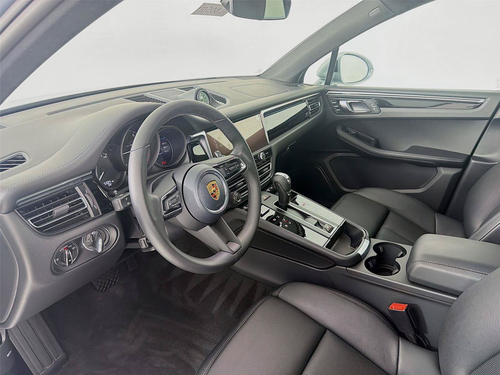 Certified 2026 Porsche Macan AWD/4WD image 4