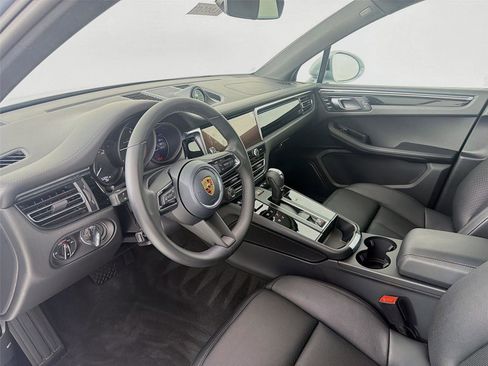 Used 2026 Porsche Macan AWD/4WD image 4