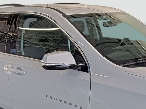 Used 2021 Chevrolet Traverse LT FWD image 17