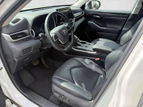 Used 2023 Toyota Highlander XLE AWD/4WD image 4