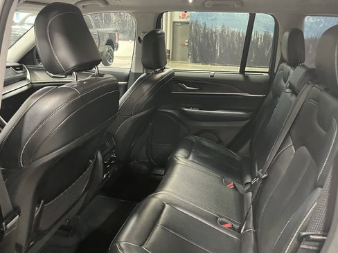 Used 2023 Jeep Grand Cherokee Limited w/ Luxury Tech Group II AWD/4WD image 13