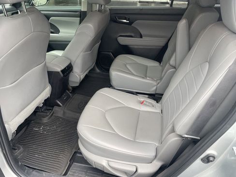 Certified 2023 Toyota Highlander XLE image 7