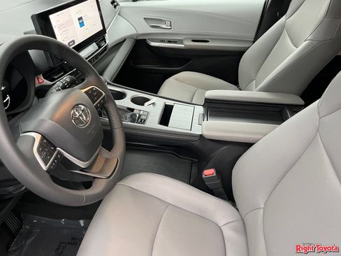 Certified 2026 Toyota Sienna XLE FWD image 21