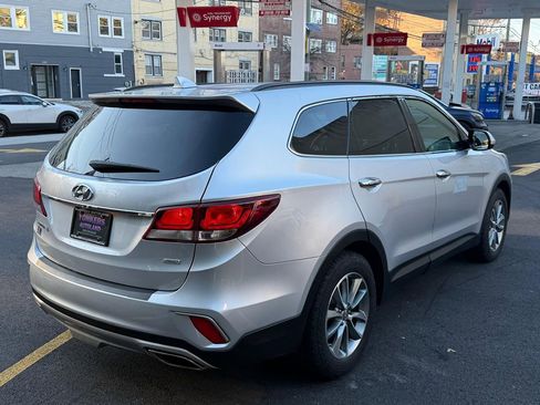 Used 2017 Hyundai Santa Fe SE image 4