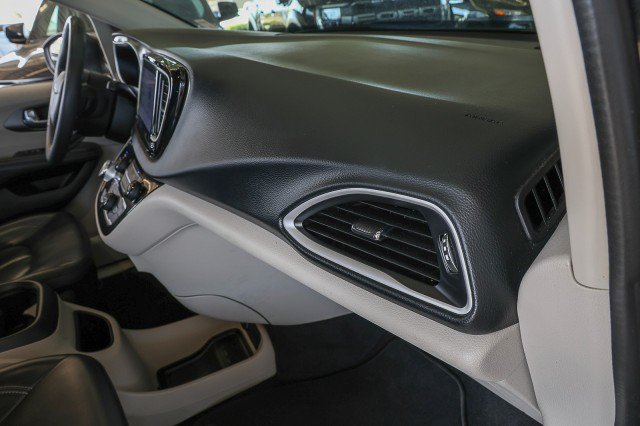 Used 2023 Chrysler Pacifica Touring-L FWD image 37