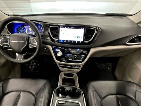 Used 2024 Chrysler Pacifica Touring-L FWD image 17