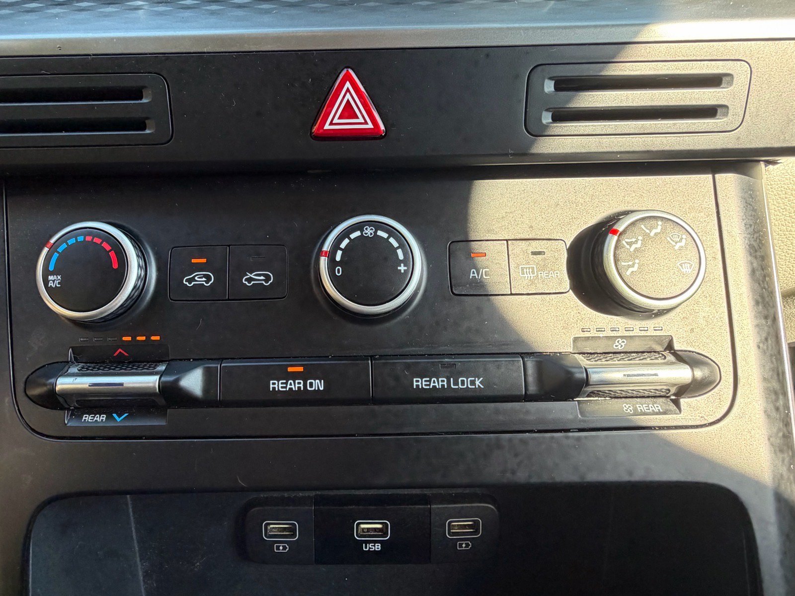 Used 2024 Kia Carnival LX FWD image 32