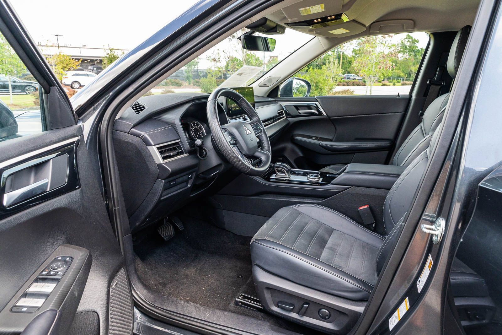 Used 2025 Mitsubishi Outlander SE FWD image 16