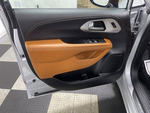 Used 2026 Chrysler Pacifica Pinnacle FWD image 7
